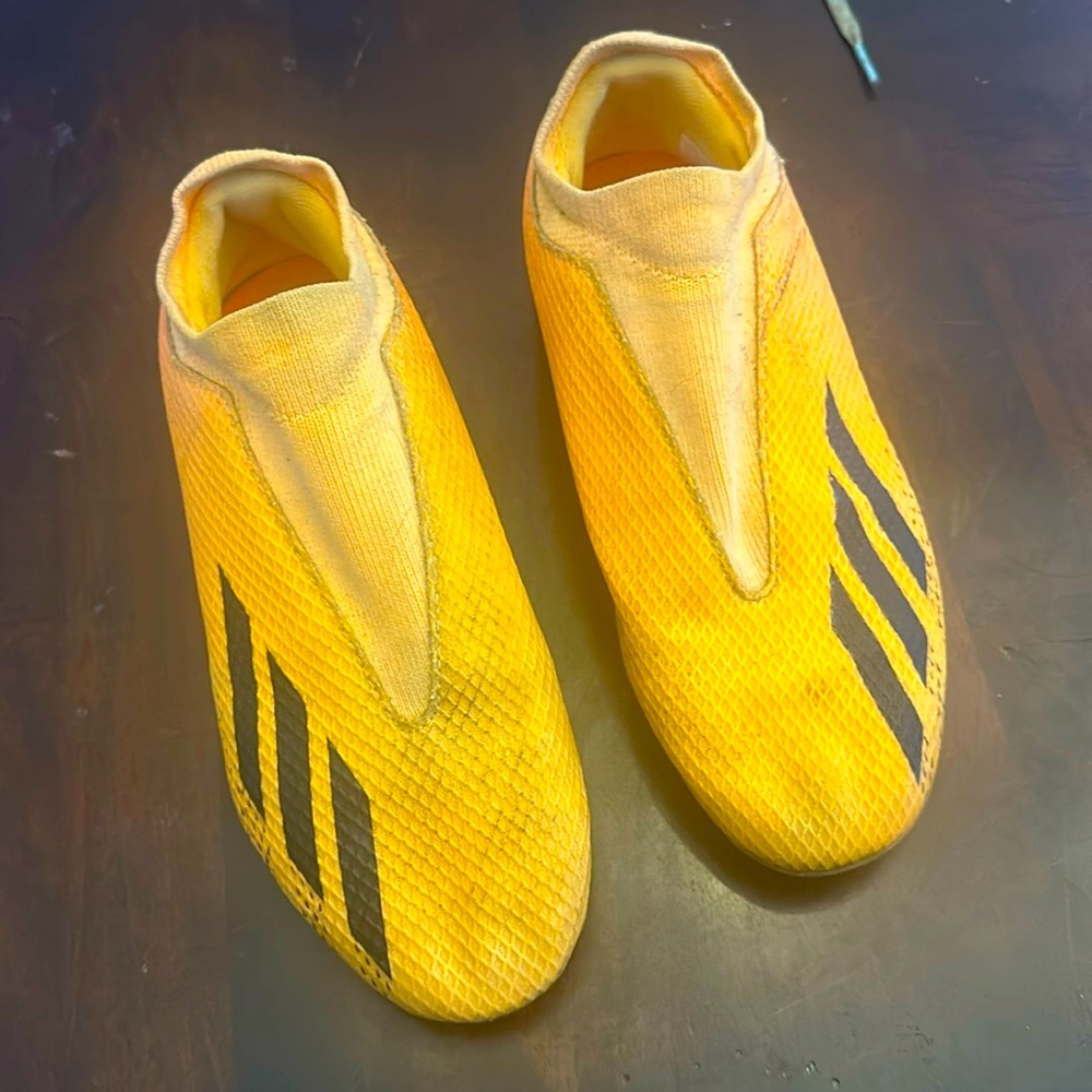 Adidas grass soccer clears. 4Y